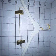 Вешалка белая с зажимами пластмассовая